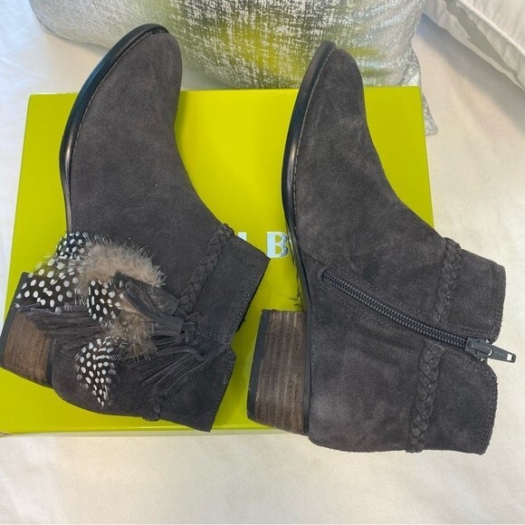 NWT Gianni Bini Charcoal Gray Suede Feather Detail Ankle Boots Rorrie Size 7M - Picture 8 of 15